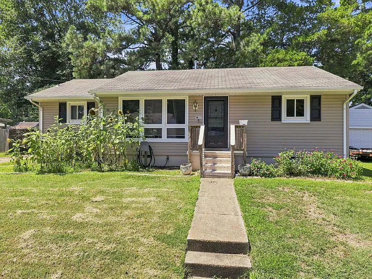 24 Warren Dr — Photo 1