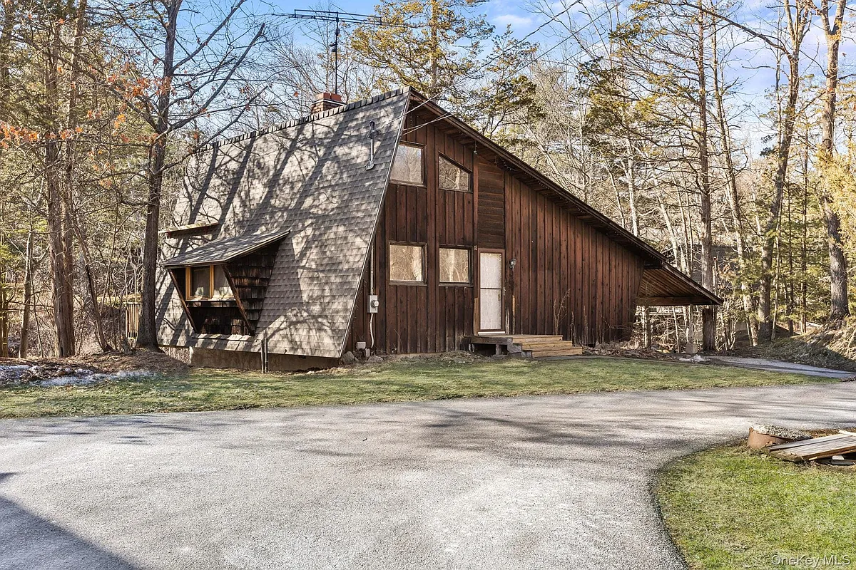 Photo 2 of 19 - 304 Lake Lodge Dr - Pleasant Valley, NY Building Photo - 304 Lake Lodge Dr