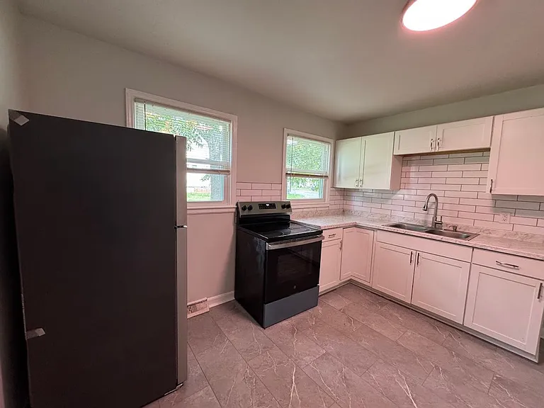 127 Lawrence St — Photo 12