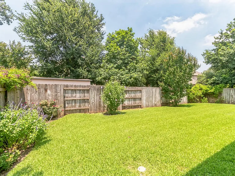 208 Angus Dr — Photo 30