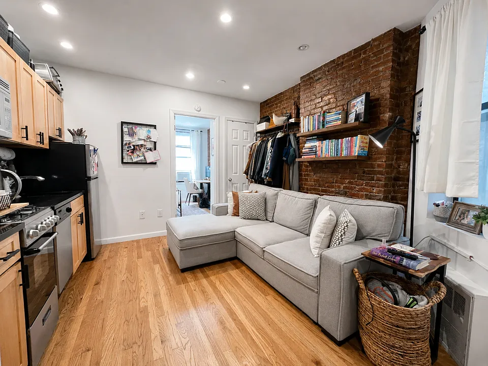 256 W 15th St #1RW