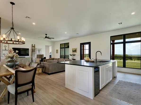 905 Thriving Oak Dr, Fredericksburg, TX 78624