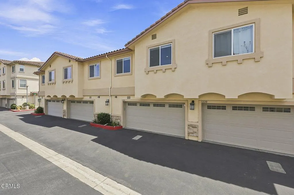3 bed, 2.5 bath, 1681 sqft, $3,850 — Photo 2