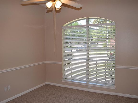 3rd image of 923 E Hampton Dr