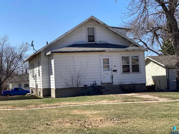 423 S Harth Ave, Madison, SD 57042