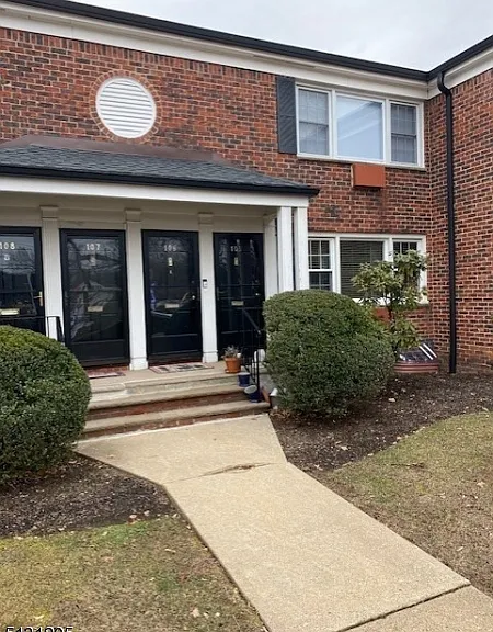 105 Pitney Pl — Photo 2