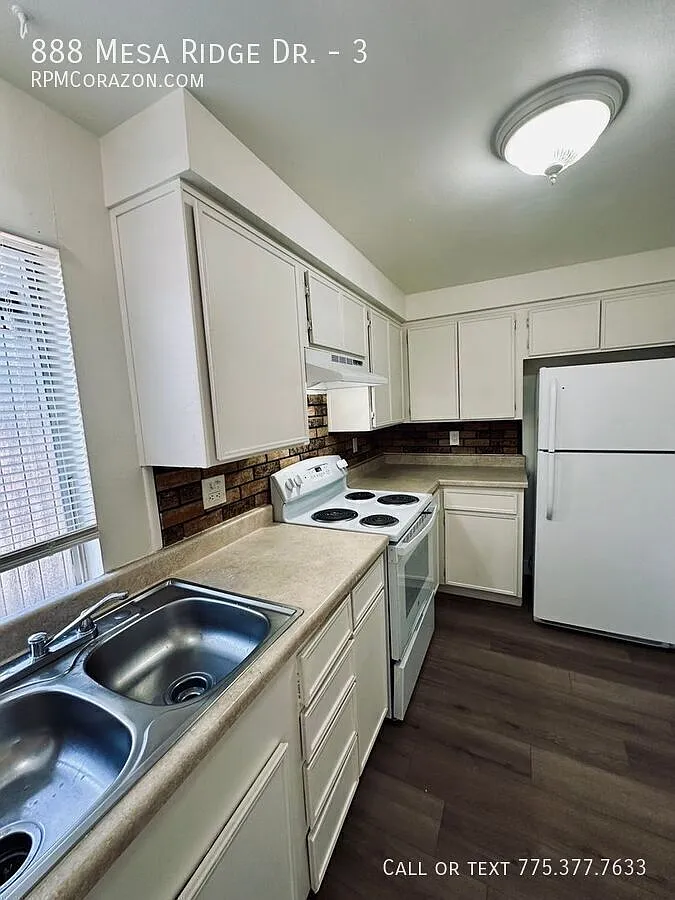 Updated spacious 3 bed 2 bath Woodside Homes townhouse! — Photo 2