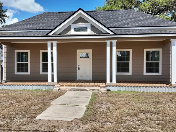 210 Julia St, Yoakum, TX 77995