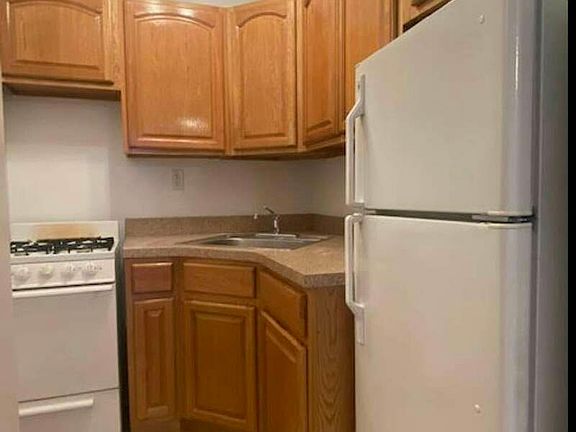 5th image of 138 W 70th St #3