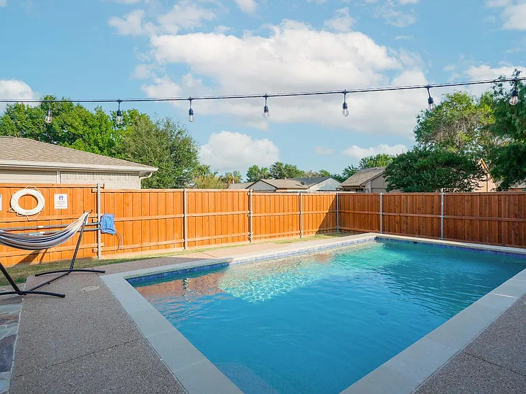 8206 Chesham Dr — Photo 42