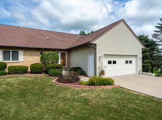3322 Valley Oaks Ct, Clinton, IA 52732