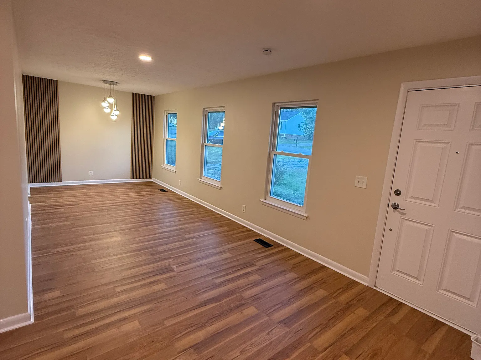 3 bed, 1.5 bath, 1050 sqft, $2,000 — Photo 2
