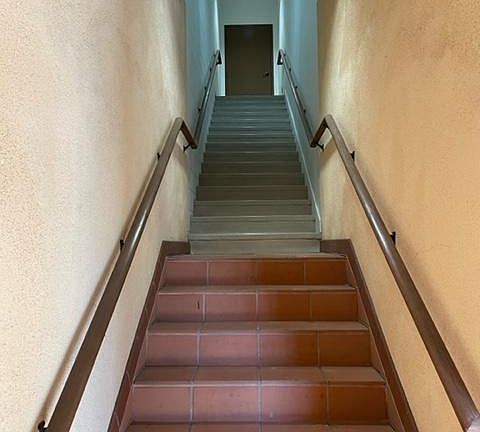 interior staircase to the 2nd floor