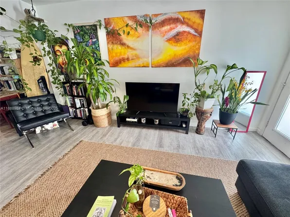 330 74th St APT 15, Miami Beach, FL 33141