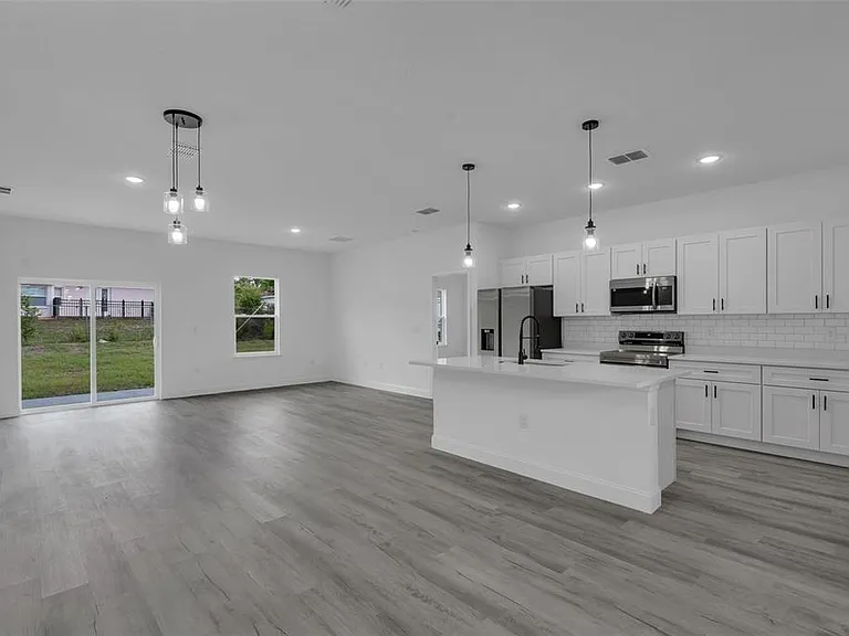 2211 SW 153rd Pl — Photo 2