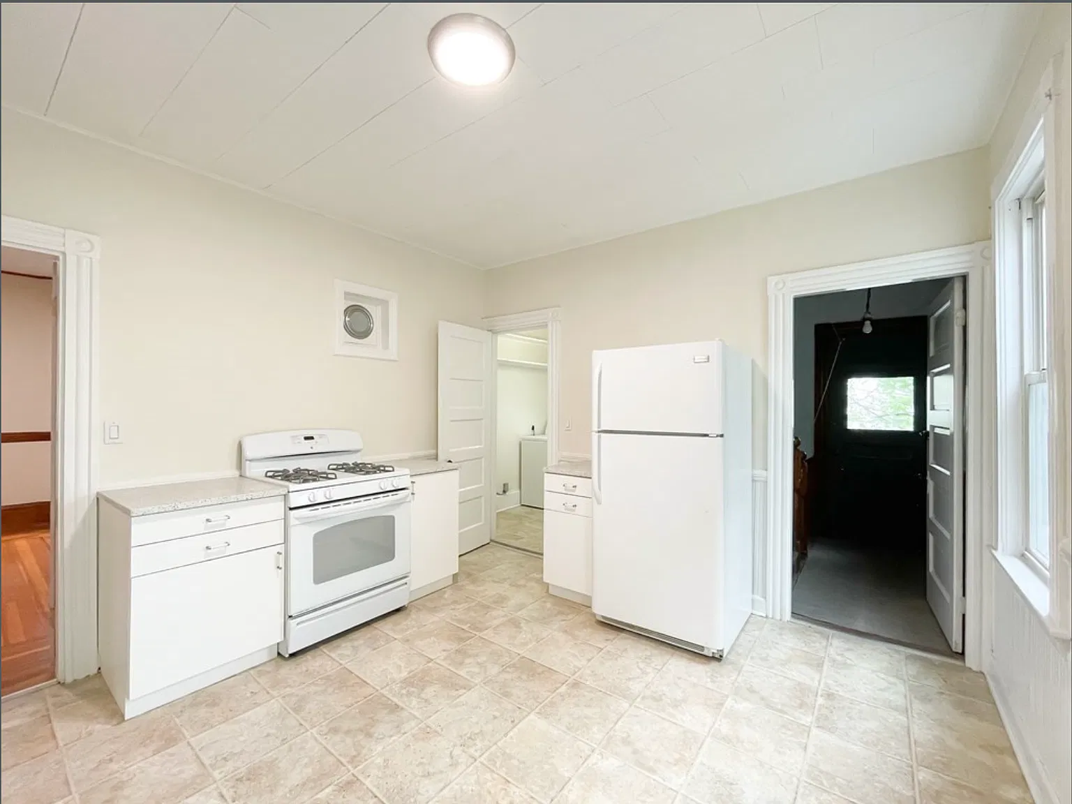 3 bed, 1296 sqft, $2,600 — Photo 4