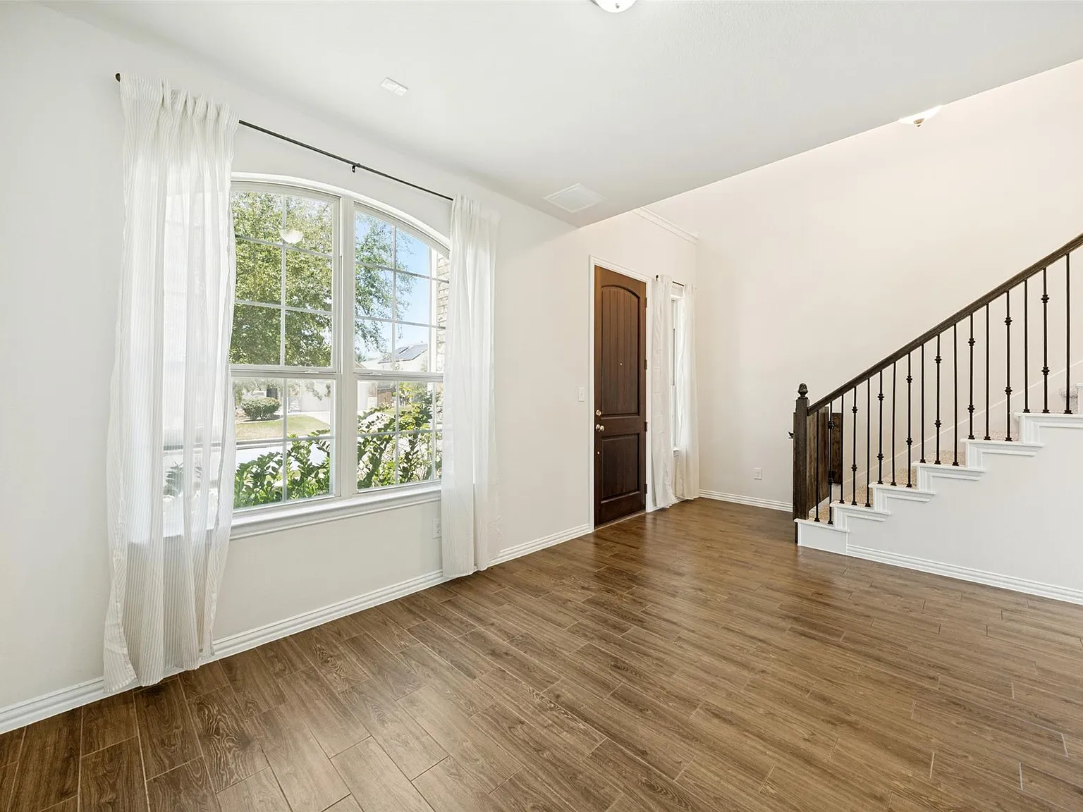 4 bed, 2.5 bath, 2260 sqft, $2,500 — Photo 2