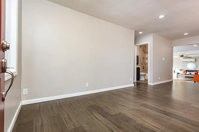 1610 Dupont Dr — Photo 6