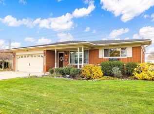 27247 Newport Dr, Warren, MI 48088