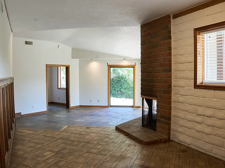 397 Loftyhill Dr — Photo 4