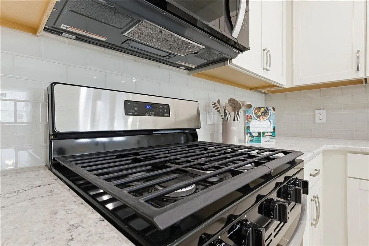 3 bed, 2.0 bath, 1864 sqft, $3,200 — Photo 4