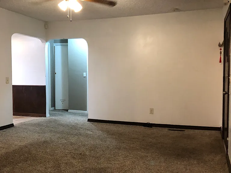 1208 E Hurd St — Photo 2