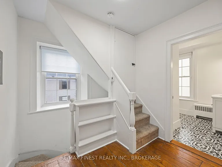 114 Yonge St — Photo 5
