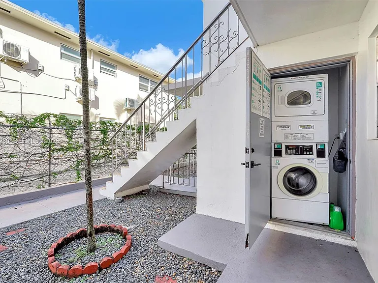 8295 NE Miami Ct #4 — Photo 27