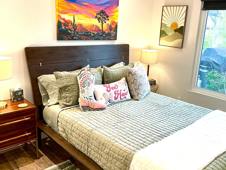 Queen room 2 & huge closet