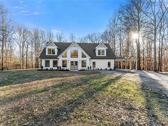 3rd image of 945 Hunter Rd