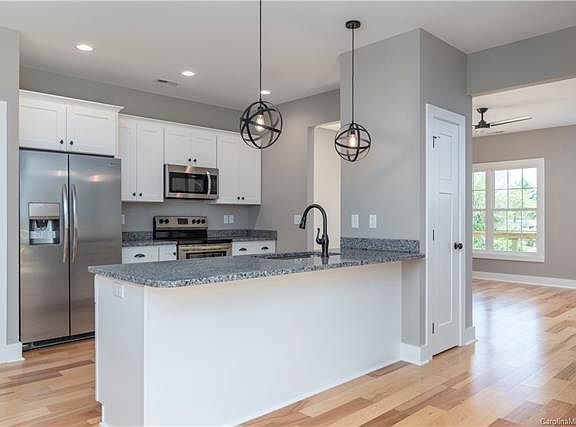 4th image of 12 Apple Ln