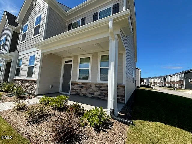 4 bed, 3.0 bath, 2498 sqft, $2,175 — Photo 1