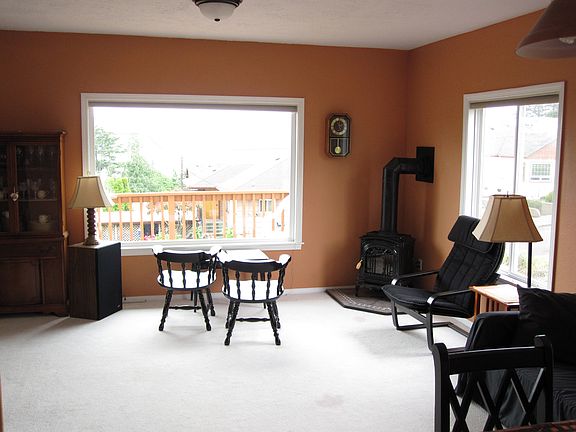 Living Room/Dining Area