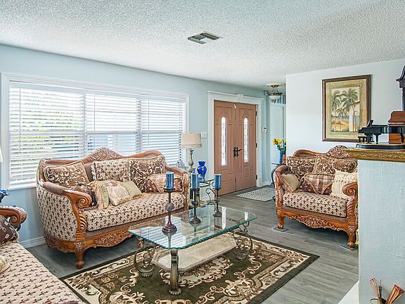 4th image of 597 SE Floresta Drive