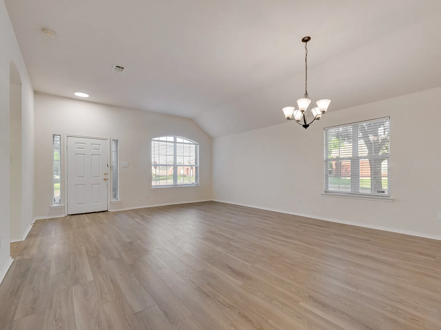 4 bed, 2179 sqft, $3,100 — Photo 3