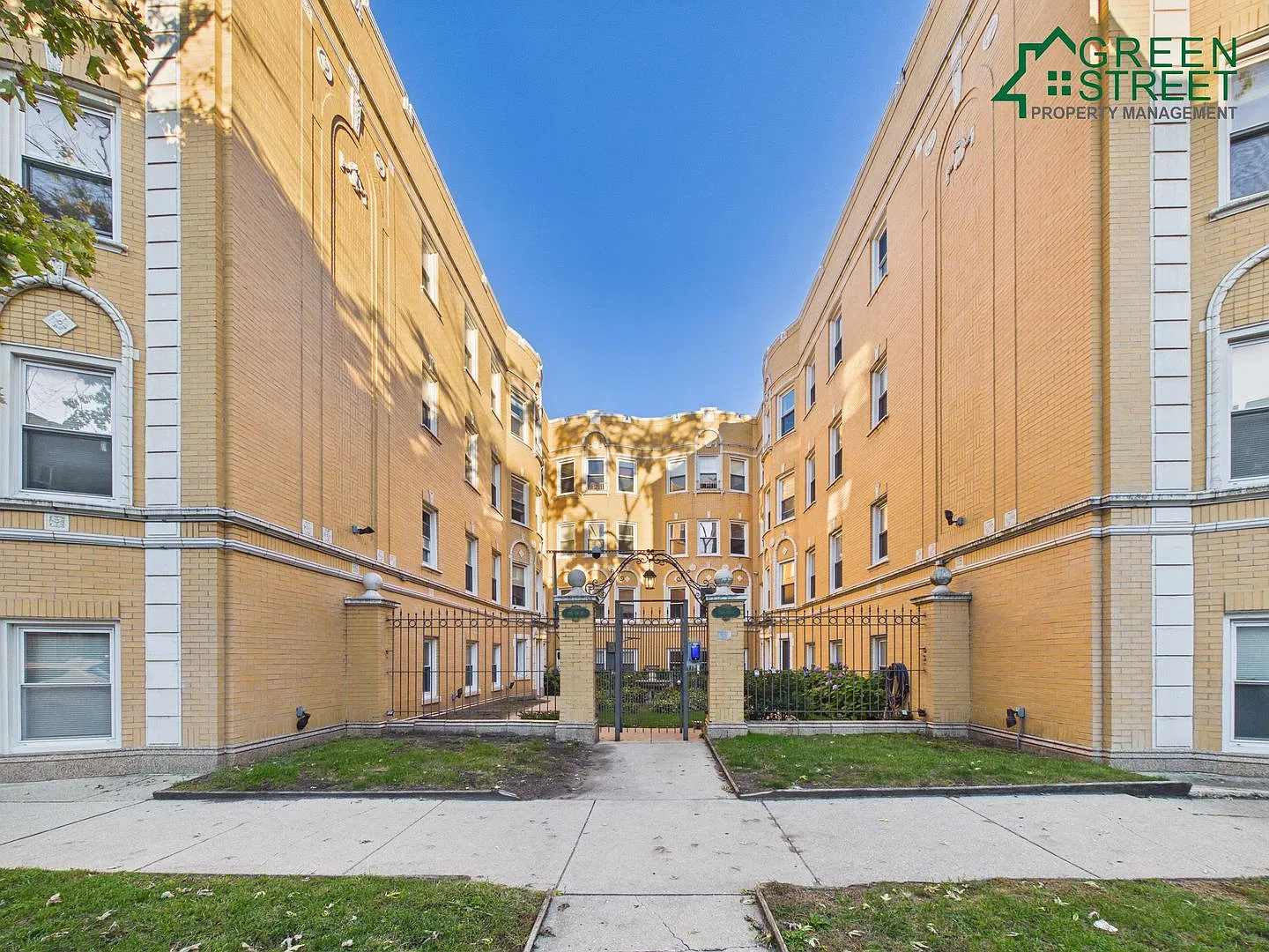 7401 N Hoyne Ave — Photo 1