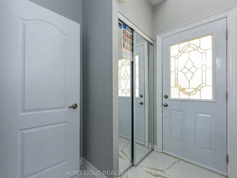 19 Hoskins Sq — Photo 49