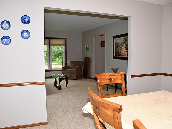 3rd image of 2764 Meadowbrook Dr SE