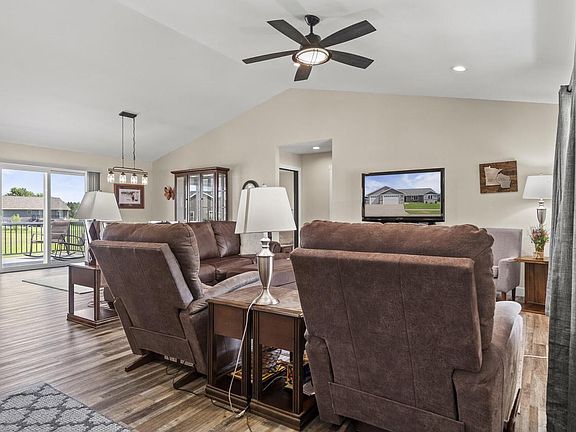 5th image of 2121 Prairie PLACE