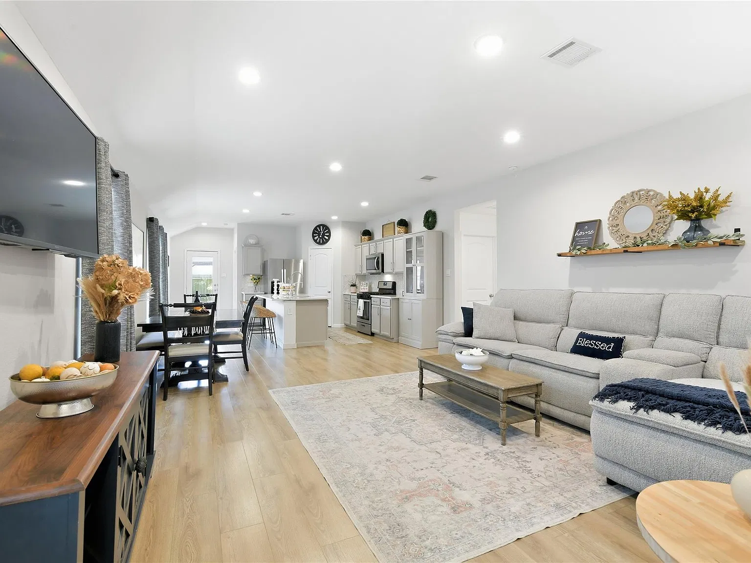 3 bed, 2.0 bath, 1585 sqft, $1,745 — Photo 3
