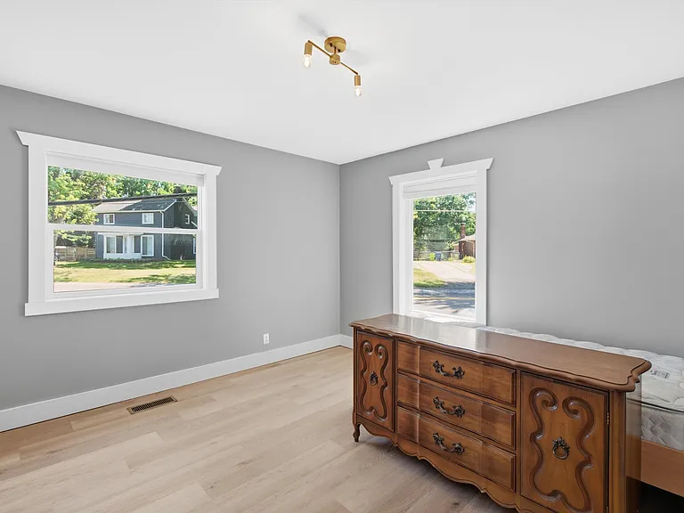 2200 S Long Lake Rd — Photo 14