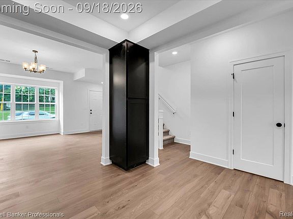 5th image of 512 Village Ln