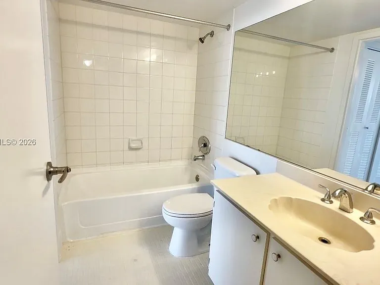 7601 E Treasure Dr #801 — Photo 10