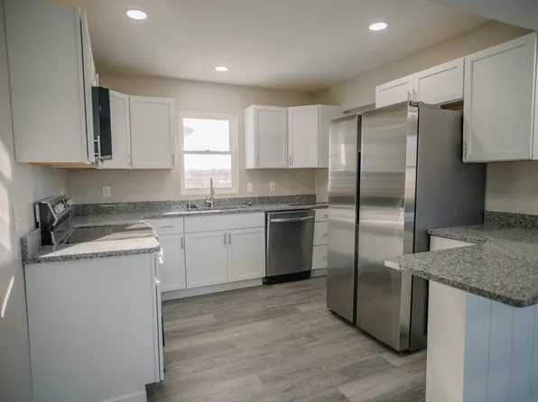 401 Marion St #1, Hiawatha, IA 52233