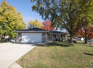 302 Sunset Ln, Maple Hill, KS 66507