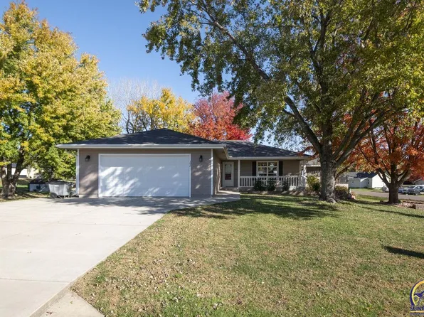 302 Sunset Ln, Maple Hill, KS 66507