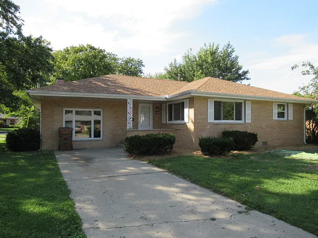 1501 Powers Ln photo 1