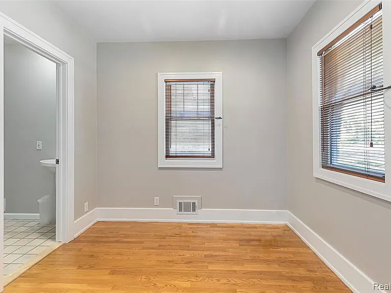 192 E Lincoln St — Photo 19