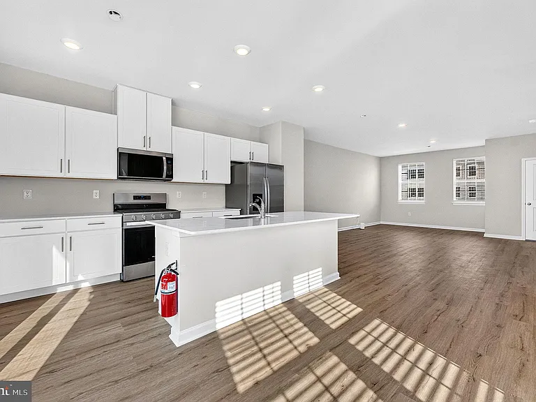 120 Essex Dr — Photo 5