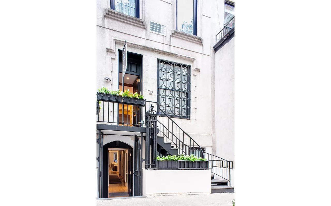 152 East 63rd St  
